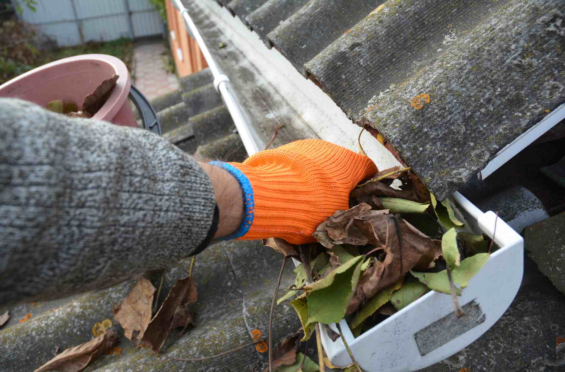 Easy Steps to Clean and Maintain Your Roof Gutters